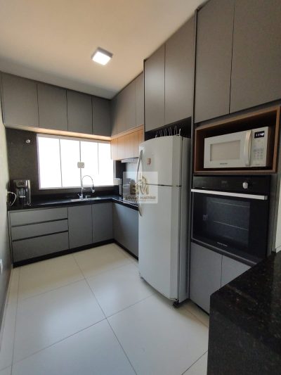 Casa Geisel moderna 2 dormitórios com terreno no fundo